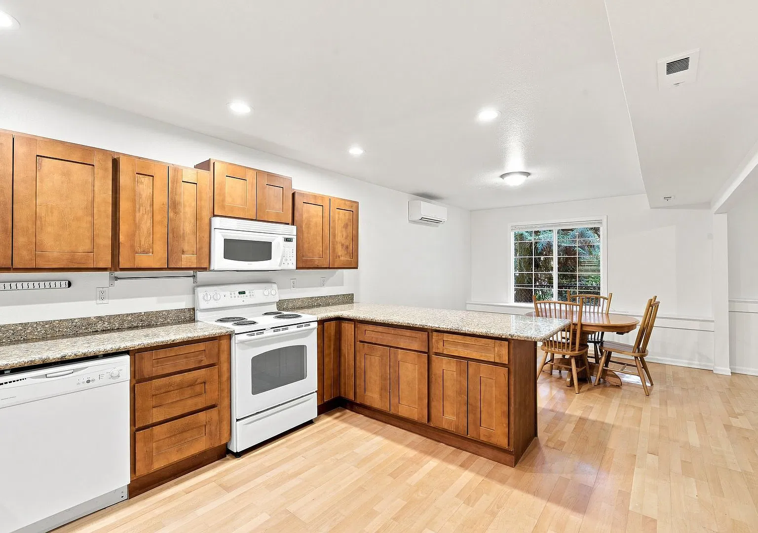 1Bd/1Ba Sammamish Condo — Photo 3
