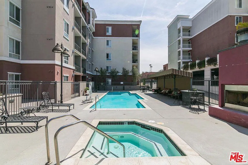3 bed, 1600 sqft, $3,699 — Photo 3