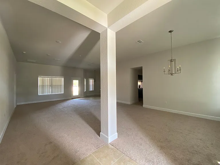 564 NW Oakmont Way — Photo 3