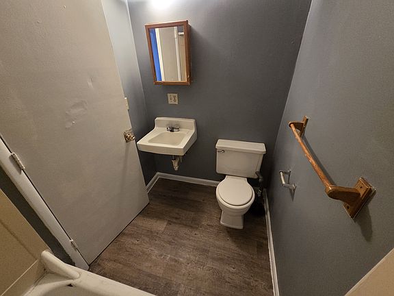 4th image of 492 Railroad St