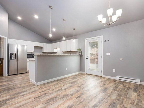 5th image of 1020 E 2nd St