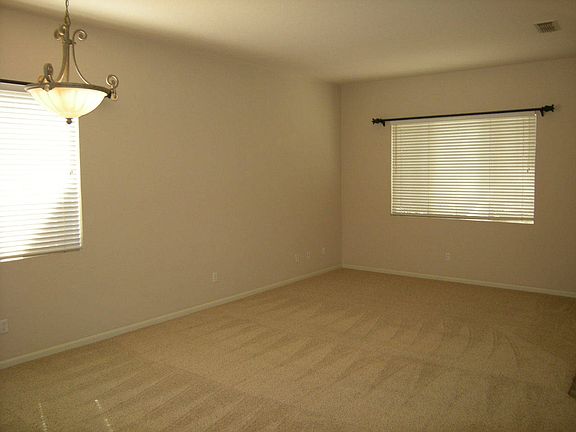 4th image of 467 Woodcrest Dr