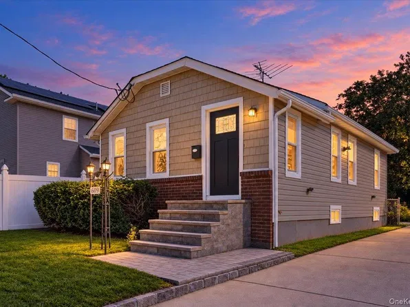 609 Hempstead Gardens Drive, West Hempstead, NY 11552