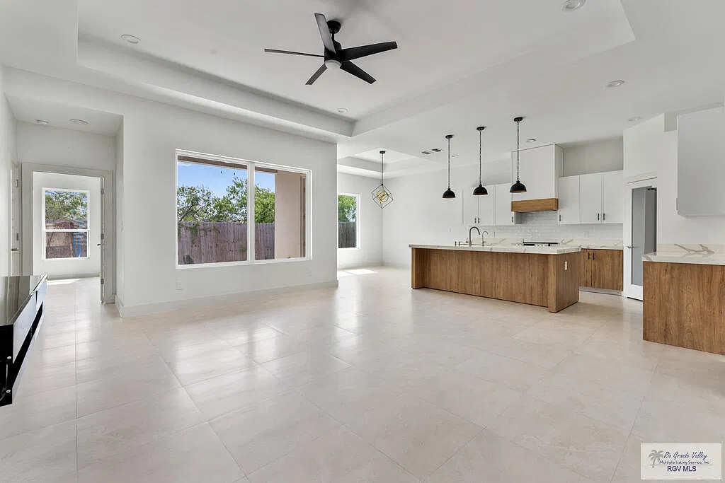 3 bed, 2.5 bath, 1850 sqft, $2,400 — Photo 4