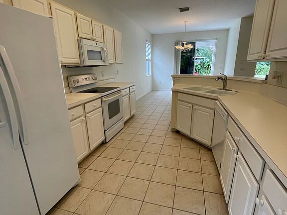 3rd image of 870 Greystone Ln