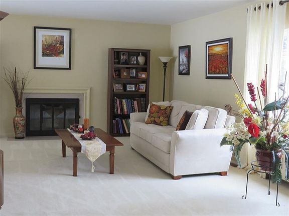 4th image of 2625 S Parkway Dr