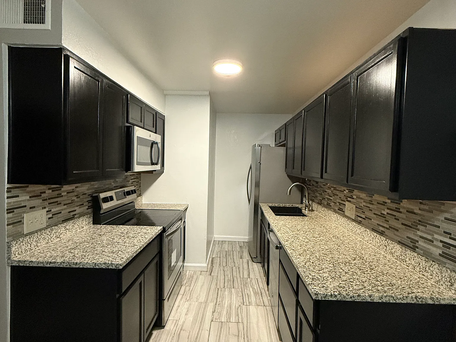 3 bed, 732 sqft, $1,700 — Photo 3