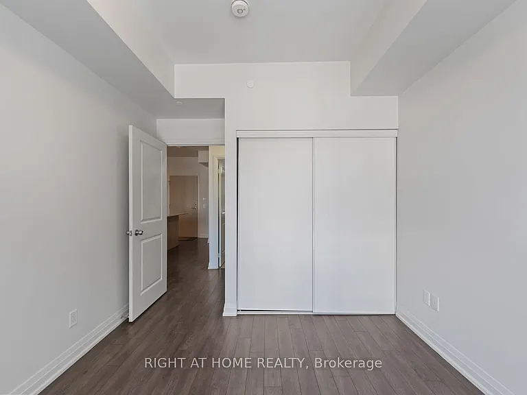 10 Meadowglen Pl — Photo 24