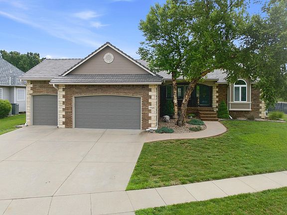 2nd image of 1760 E Tiara Pines St