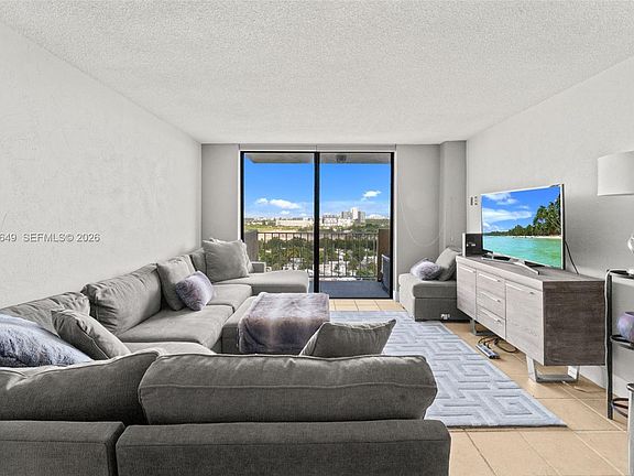 4th image of 2350 NE 135th St APT 1401