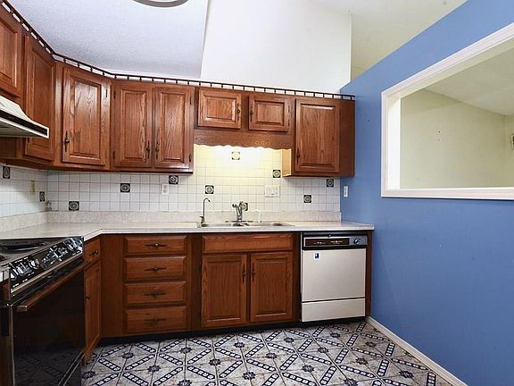 4th image of 15 Thompson Dr APT 18
