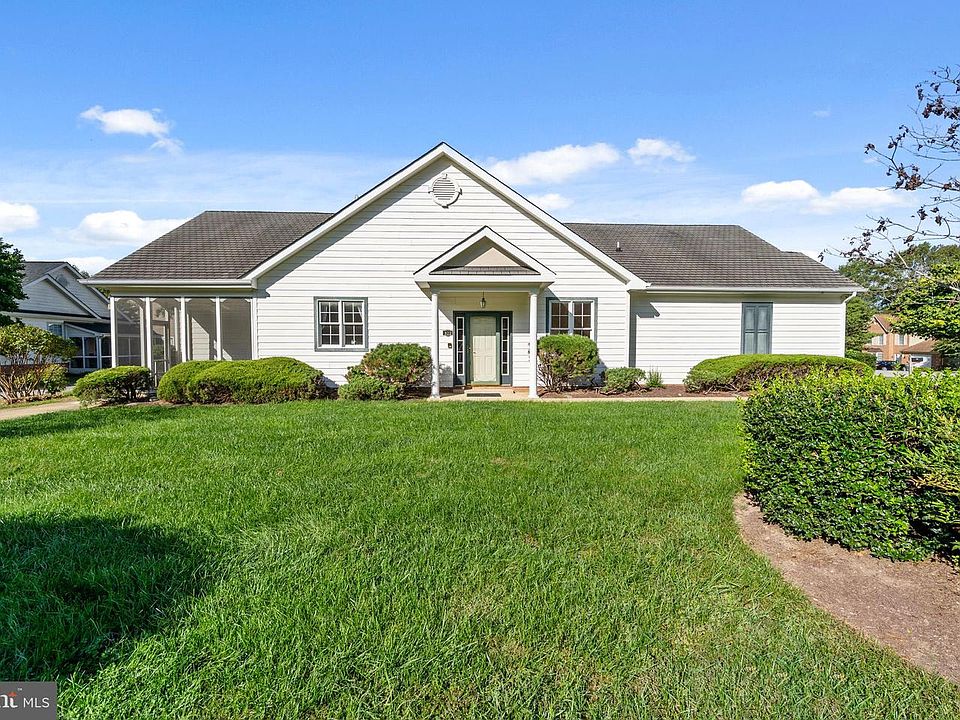 1st image of 923 Hickory Cir