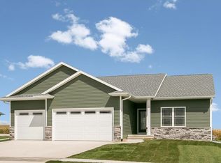 6413 Hoover Trail Rd SW, Cedar Rapids, IA 52404