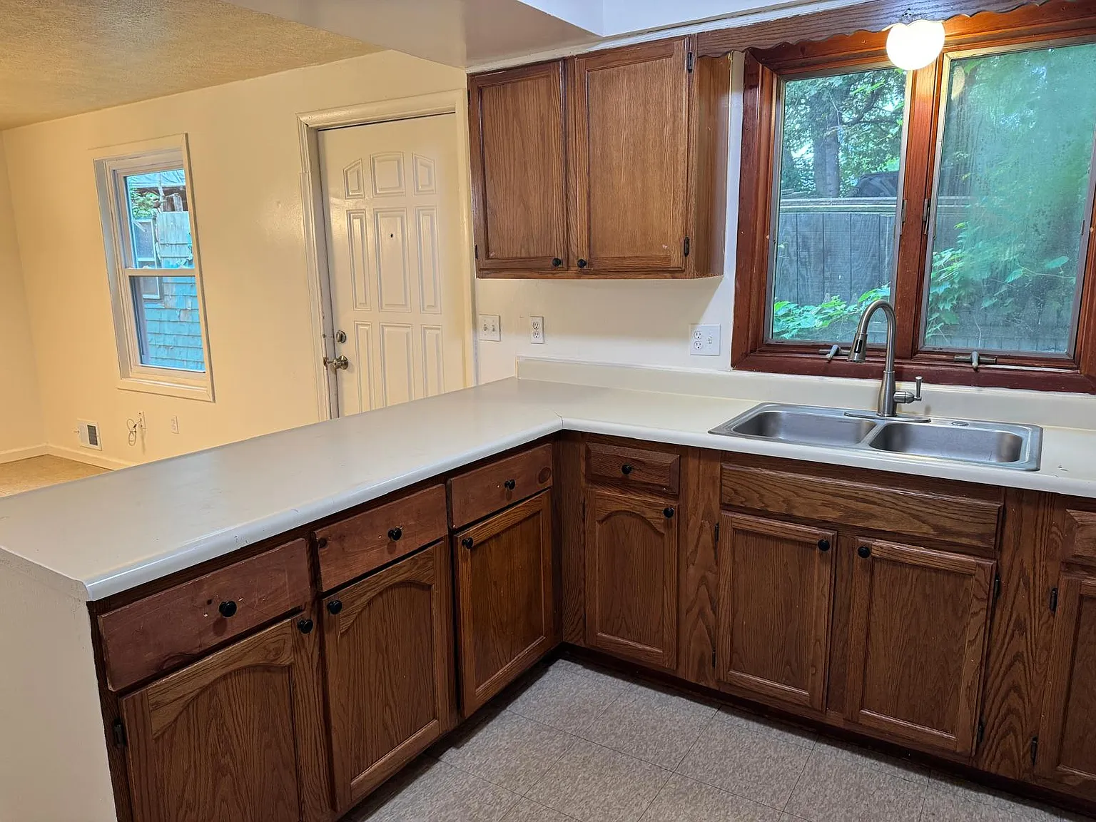 2 bed, 1.5 bath, 1250 sqft, $1,300 — Photo 3