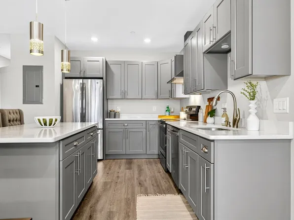 365 Newport Ave #301, Quincy, MA 02170