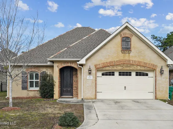 223 Fairway Villas Cir, Diamondhead, MS 39525