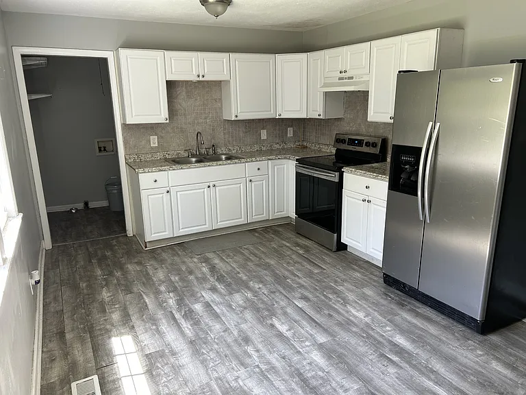 350 Tucson Dr — Photo 2