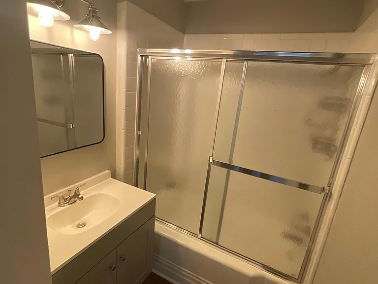 Bathroom 2 (with tub)