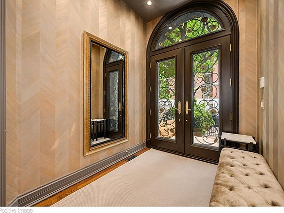 3rd image of 32 E Bellevue Pl