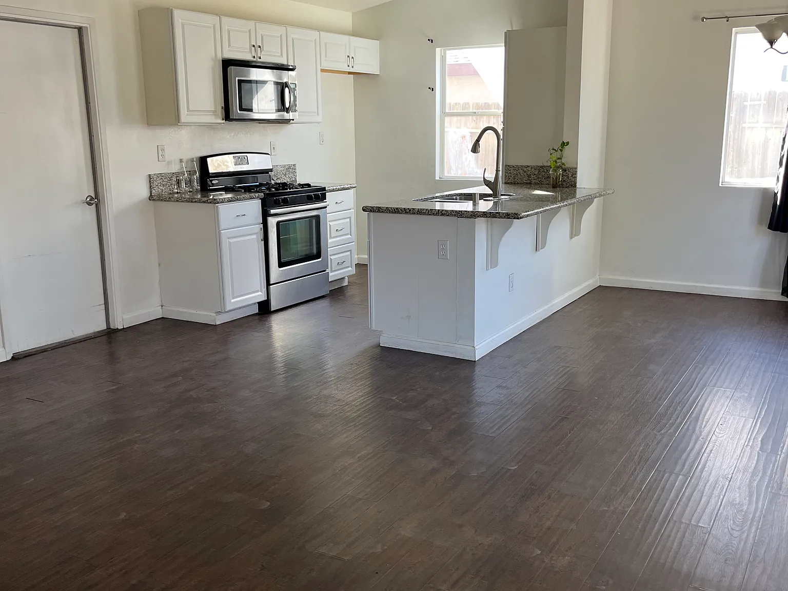 3 bed, 1165 sqft, $2,100 — Photo 4