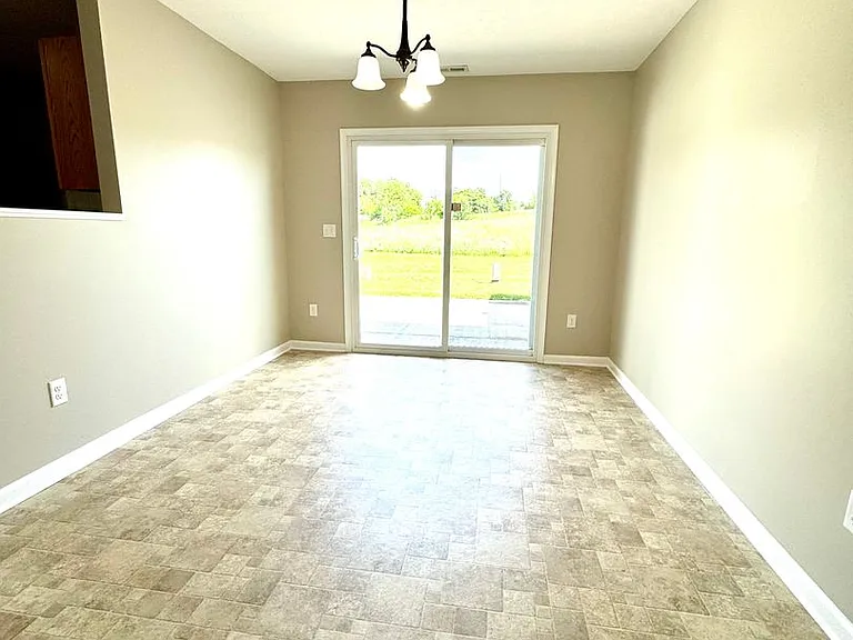 433 Leslie Ct — Photo 16