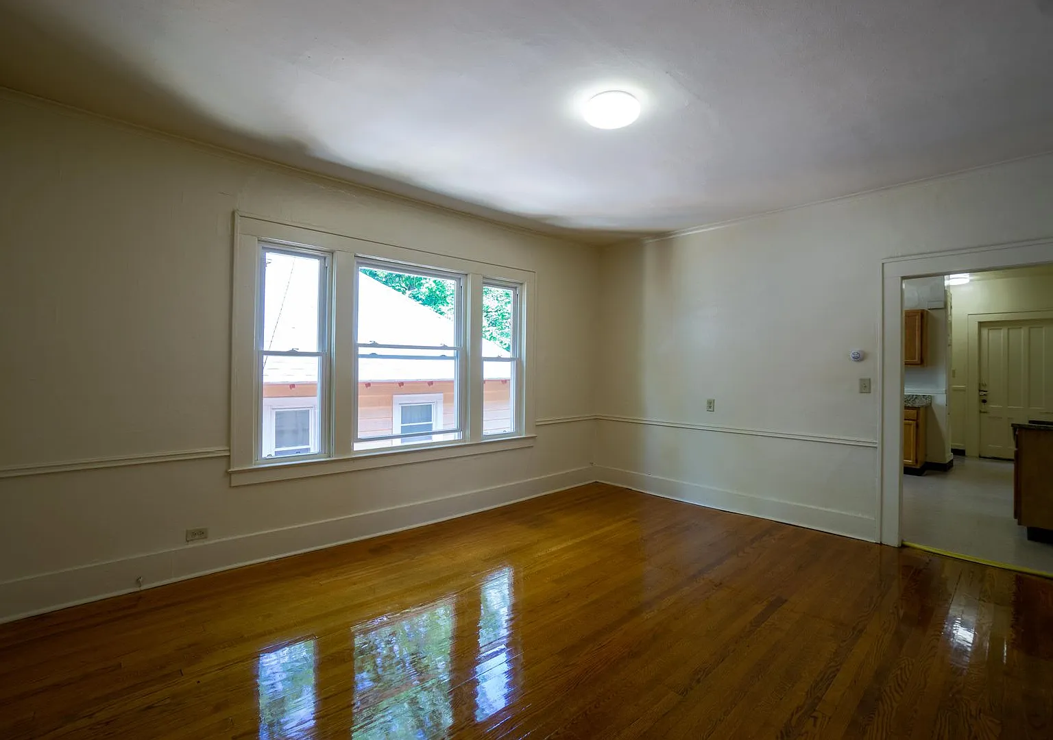 853 Maryland Apt 2 - Available 8/1/2027 - Bright 4 Bedroom Flat With Off Street Parking — Photo 4