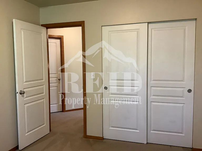 100 NE Miramar Cir — Photo 23