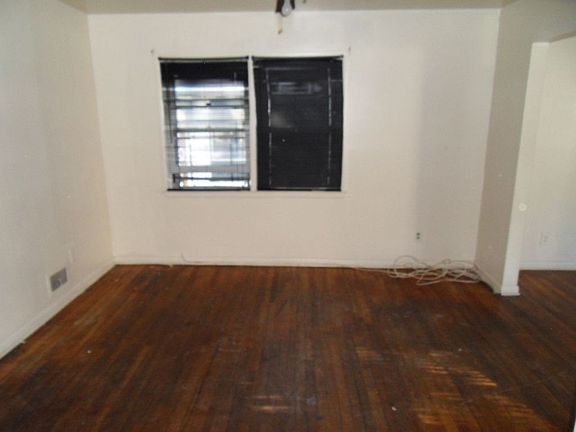 3rd image of 44 Telford St