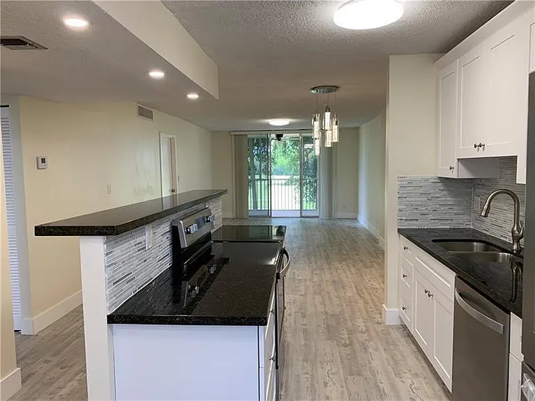 250 Jacaranda Dr #203 — Photo 1