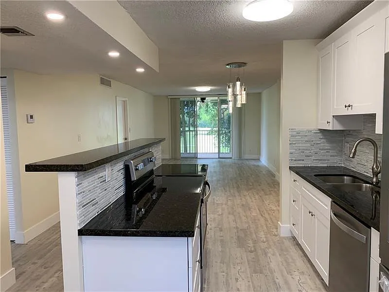 250 Jacaranda Dr #203