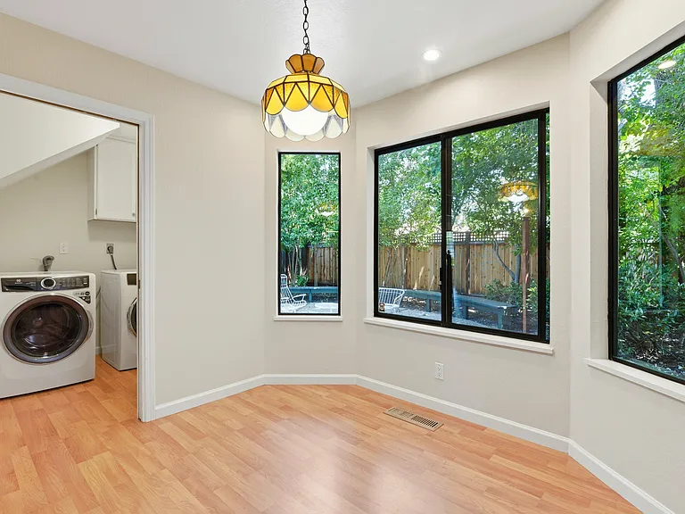 450 Marion Ave — Photo 25