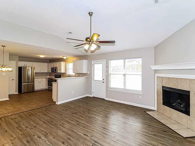 120 Pinewood Dr — Photo 4