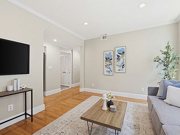 4th image of 574 Washington St #2