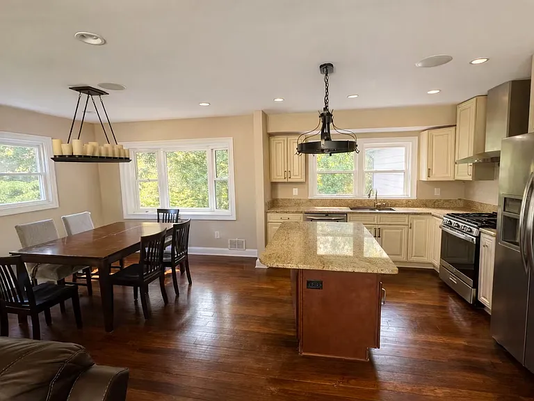 1711 Strine Dr — Photo 3