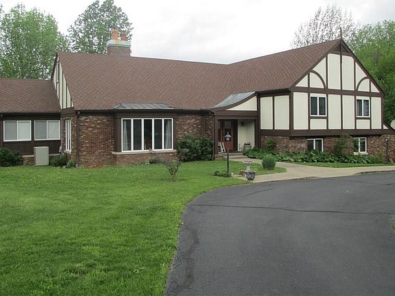 2nd image of 3402 N Meadow Dr