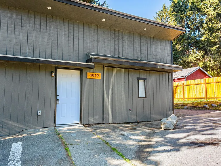 4919 Waller Rd E — Photo 5