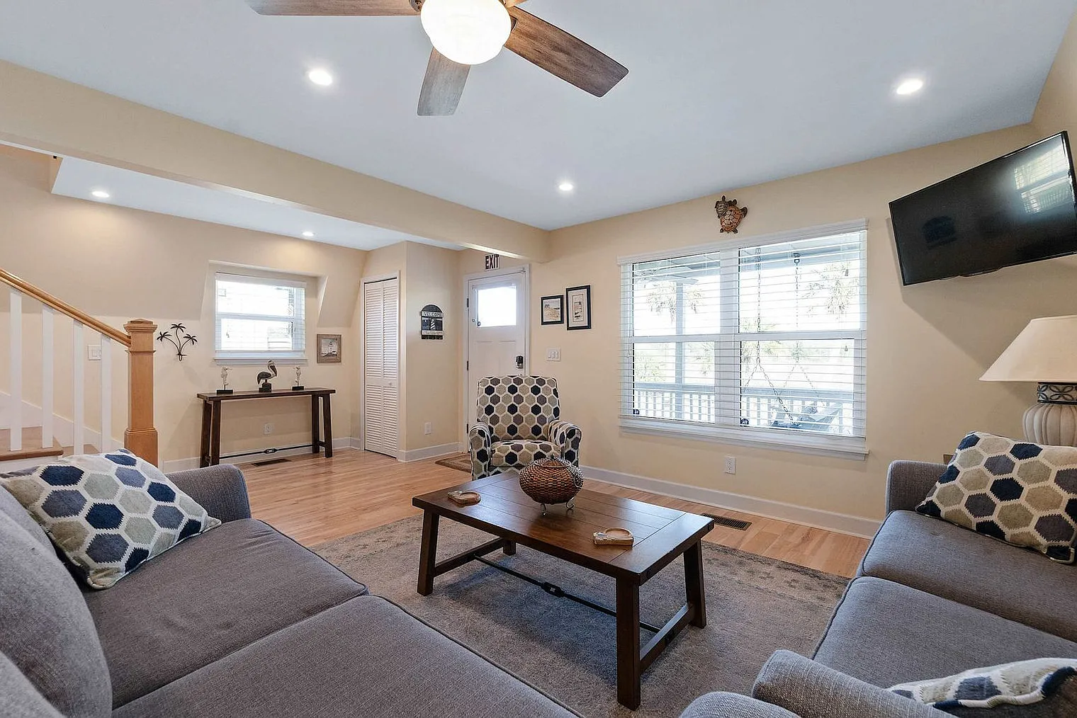 3 bed, 2.0 bath, 1689 sqft, $3,135 — Photo 4