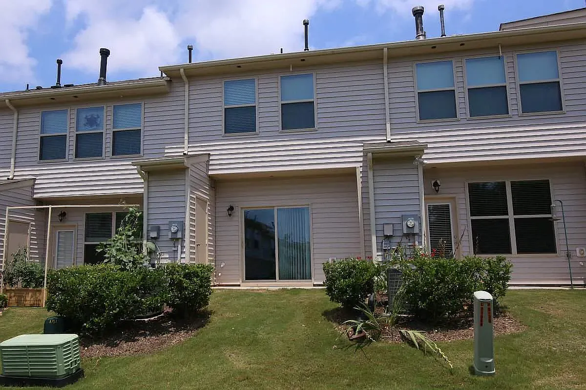 2 bed, 2.5 bath, 1196 sqft, $1,900 — Photo 2