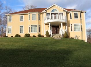 3 Maplecrest Ln, Hamden, CT 06518