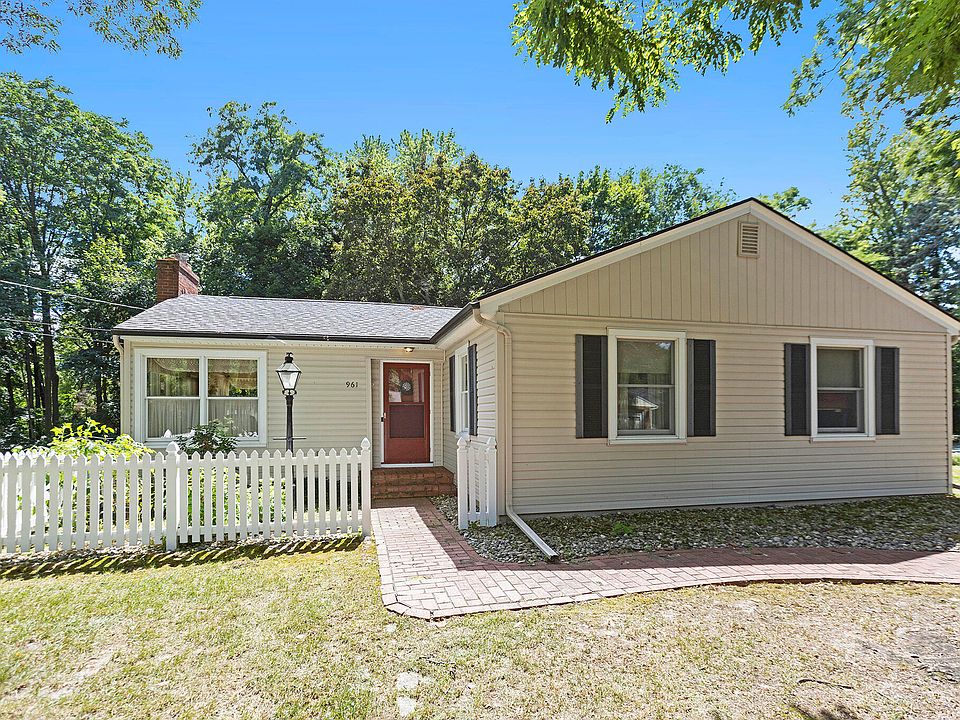 1st image of 961 Parmelee Ct NW