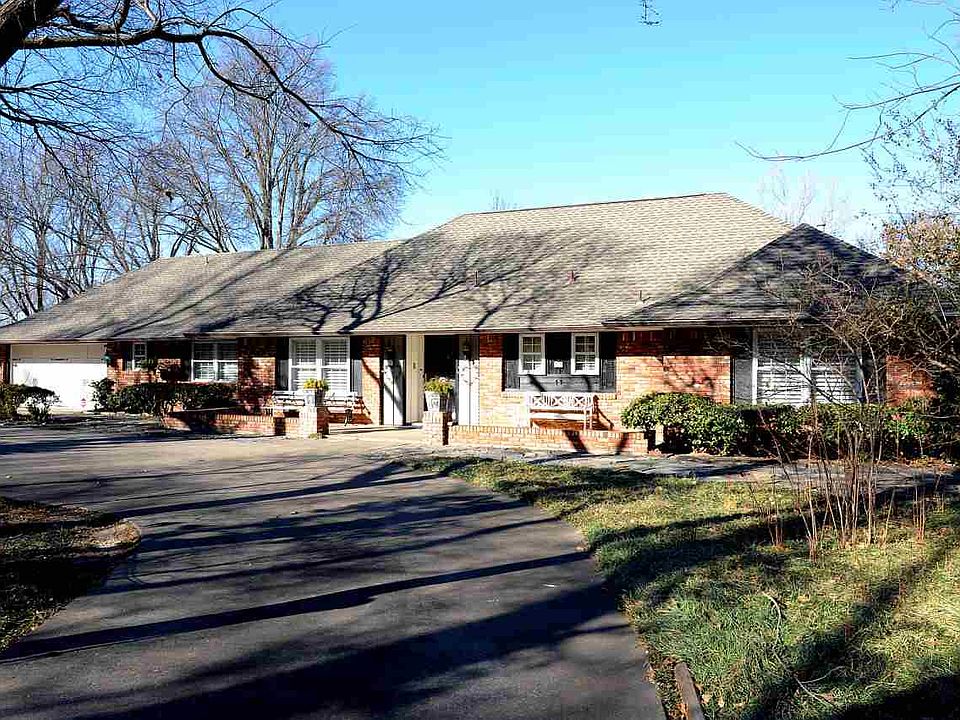 1st image of 11 Woodlands Dr
