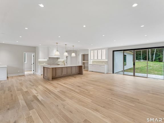 5th image of 11 Oak Ridge Drive