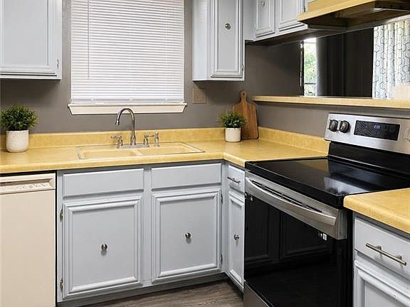 5th image of 402 Longleaf Dr
