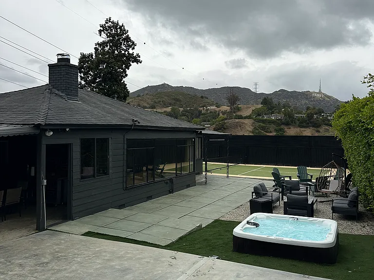 6752 Mulholland Dr — Photo 31