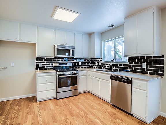 4th image of 2821 Perktel St