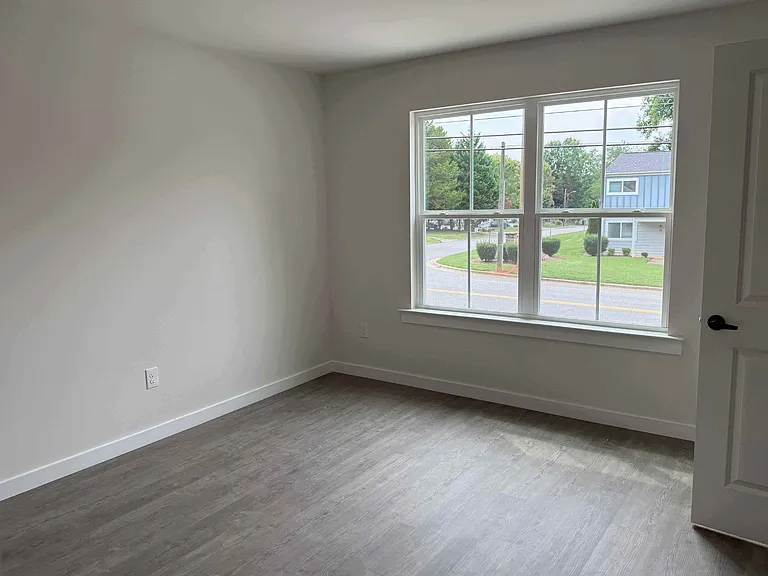 1050 5th St NE — Photo 3