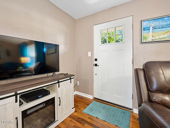 4th image of 752 Orchard Ave