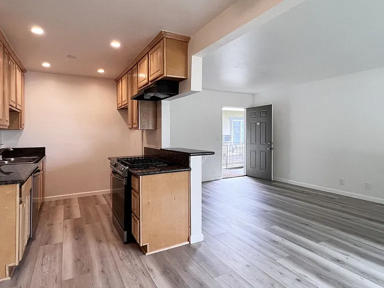2642 W Porter Ave #12 — Photo 6