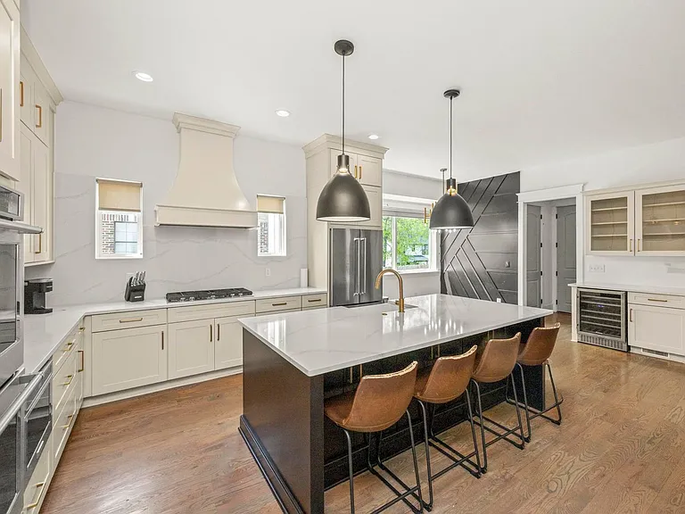924 Jackson St — Photo 3