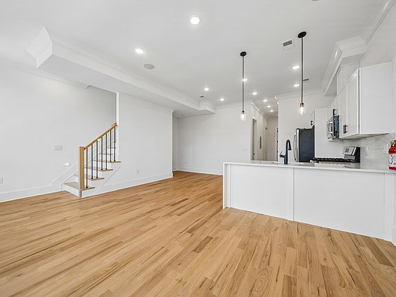 5th image of 169 Bowers St Floor 2